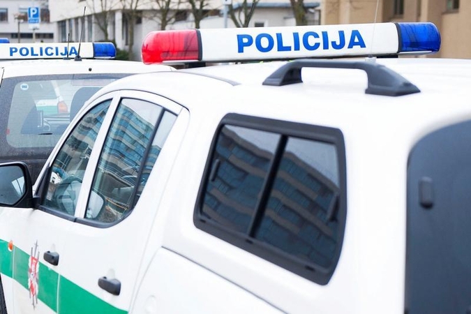 Gatvėje nusišlapinęs vyras gelbėjosi policijai siūlydamas 100 Lt kyšį