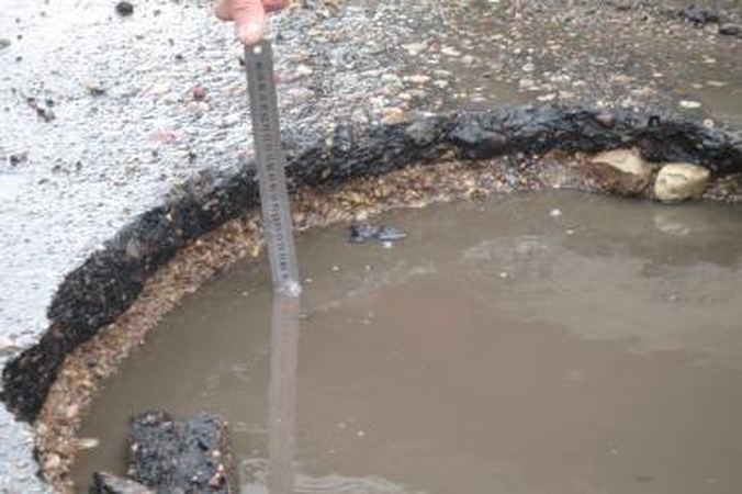 Duobė Raudondvario plente apgadino dešimtis padangų