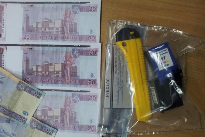 Sostinės policija į areštinę uždarė girtą kyšininkę