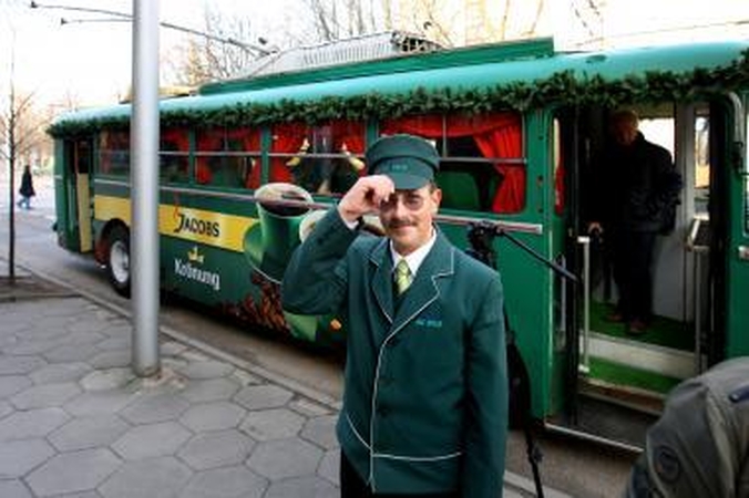 Kaune pradeda kursuoti kalėdinis troleibusas