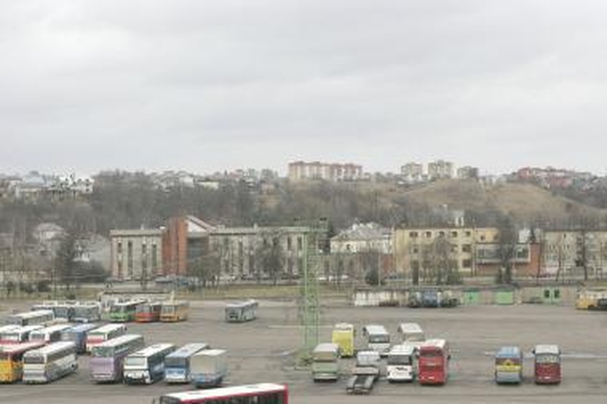 Autobusų remonto meistras susižalojo įkritęs į duobę