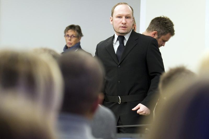 Teismo salėje į A.B.Breiviką vyras sviedė batą
