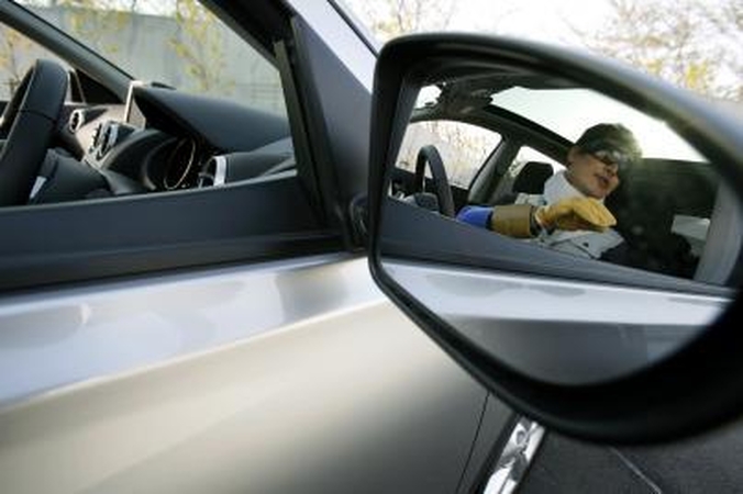 Nesuvaldęs automobilio rėžėsi į šaligatvį