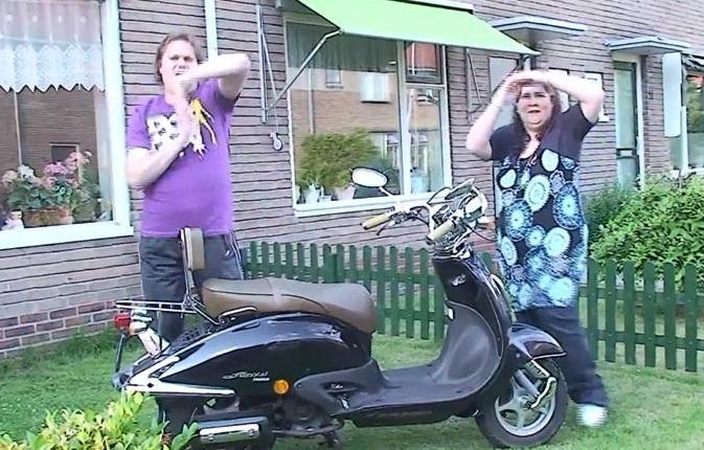 Interneto lobiai: dainos apie motorolerį klausoma visame pasaulyje 