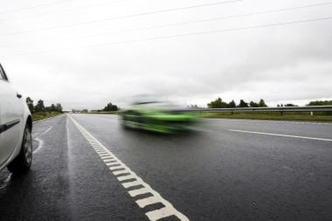 Mažeikių rajone po automobilio ratais žuvo ant kelio stovėjusi mergina