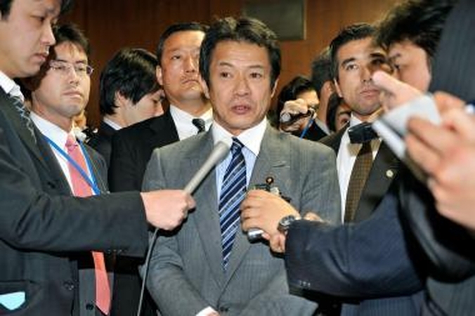 Prasižengęs Japonijos ministras traukiasi iš posto (video)