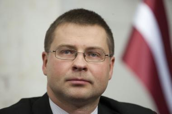 Į recesijos liūną nugrimzdusią Latviją ištiko politinė krizė (papildyta)