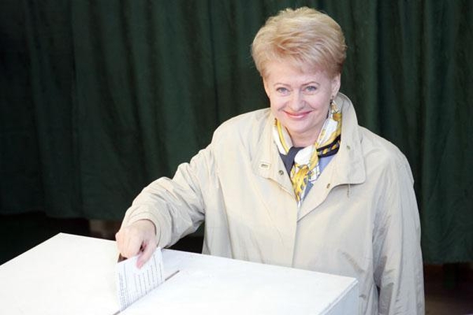 Apklausa: prezidento rinkimus laimėjo D.Grybauskaitė