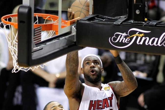 LeBronas Jamesas svajoja apie geriausiai besiginančio titulą