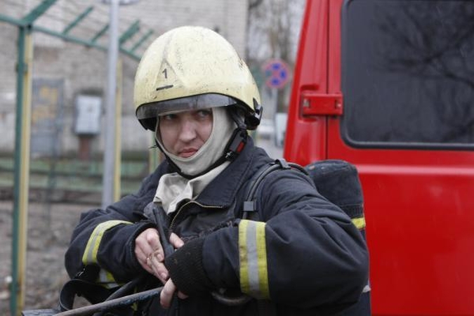 Kaune ugniagesiai gelbėjo pusrūsyje įstrigusį žmogų