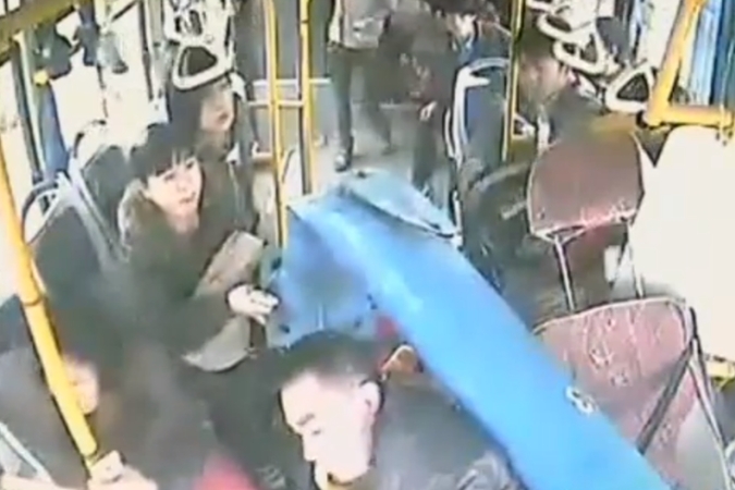 Kinijoje pro priekinį autobuso stiklą įlėkė apšvietimo stulpas