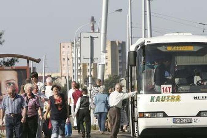 Į autobusus ir troleibusus nuo liepos 1-osios – tik pro priekines duris