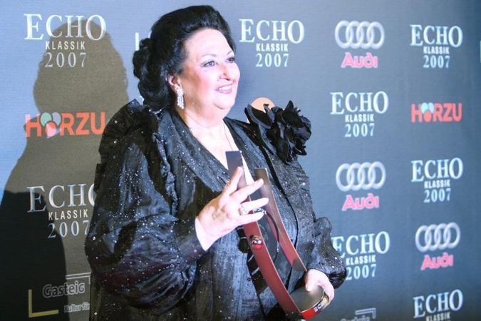 Operos žvaigždė M. Caballe susilaužė ranką ir atideda savo koncertus