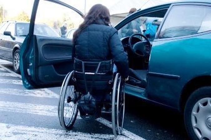 Kas gali naudoti skiriamąjį ženklą „Neįgalusis“?