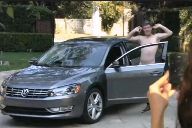 „Volkswagen“ reklamoje – nuogas vyras prie vairo