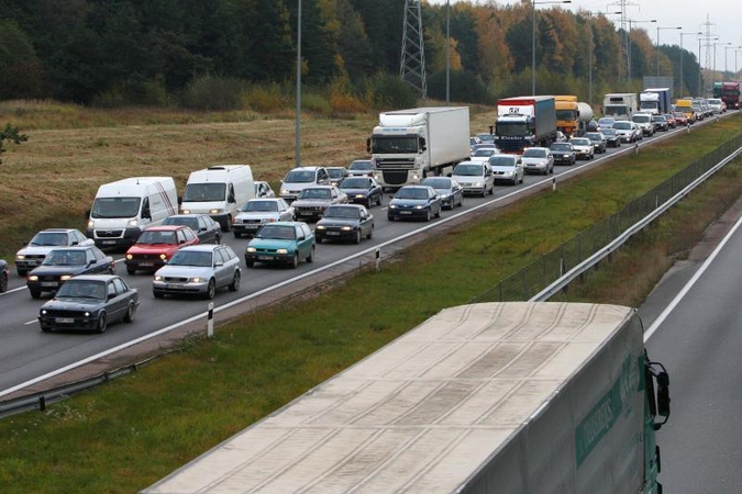 Moteris autostradoje vairavo prieš eismą