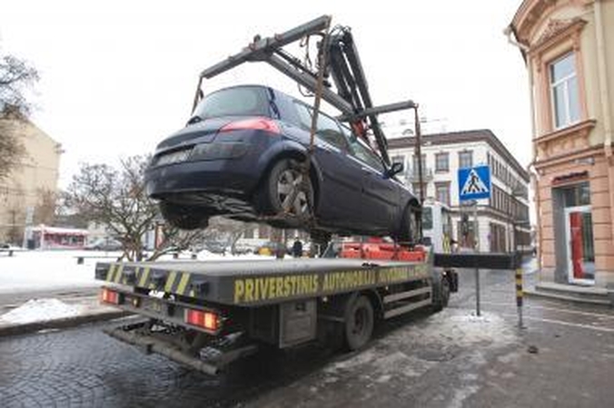 Šalčių metu dukart padaugėja draudžiamųjų įvykių dėl neatsargaus automobilių tempimo