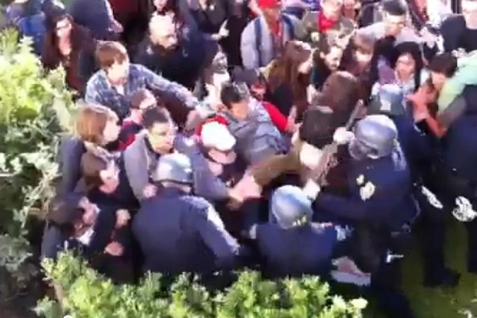 Policija prieš Kalifornijos studentus paleido į darbą lazdas