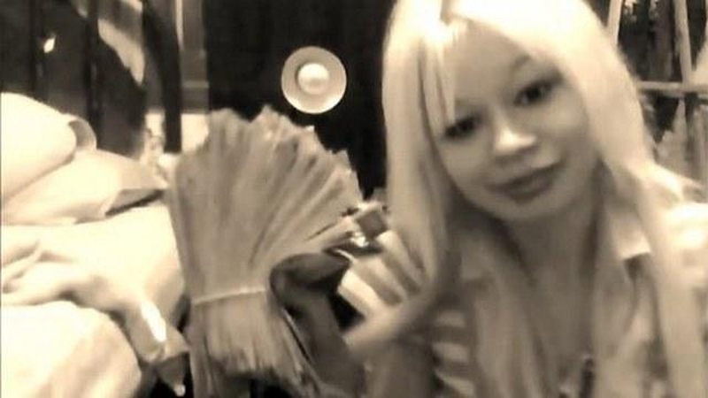 Spėkite, kas nutiko blondinei, kuri  pasigyrė apiplėšusi banką?