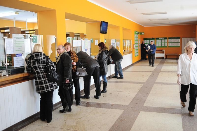 Susirgote? Nepasisekė – valdžia neplanuoja sugrąžinti ligos pašalpų