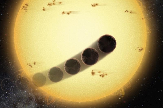 Didžiulės išorinės egzoplanetos „apverčia“ karštųjų Jupiterių orbitą
