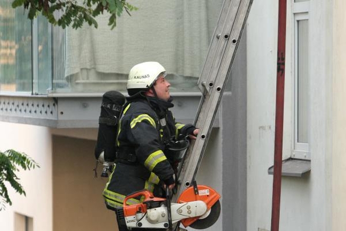 Ugniagesiai vadavo girtuoklius