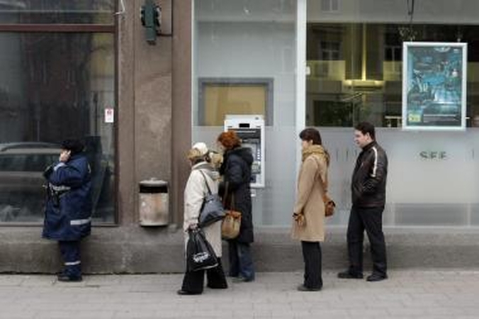 SEB bankas leis tik lustines korteles