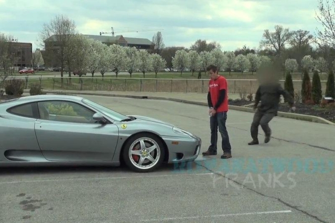 Neįgaliesiems skirtoj vietoj pastatytą „Ferrari“ pašventino „srovele“