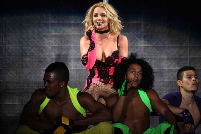 Įsiaudrinęs gerbėjas Britney Spears įkando į koją