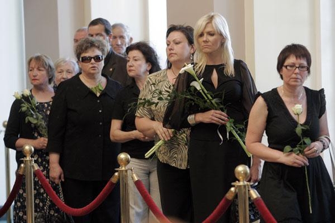 Atsisveikinti su prezidentu A.M.Brazausku plūsta šimtai žmonių 