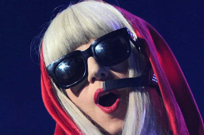 Torto žvakutes Lady Gaga užpūtė scenoje