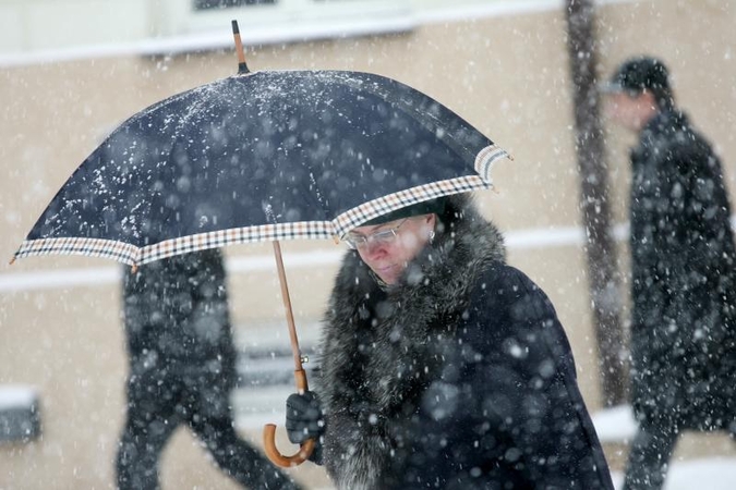 Medikų rankose atsidūrė slidžių gatvių aukos