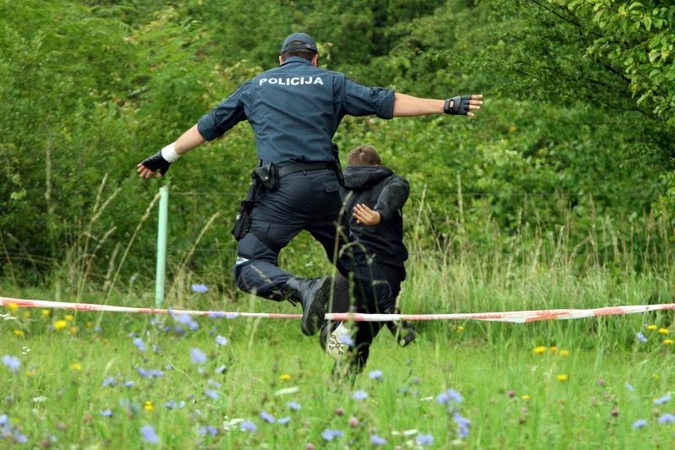 Automobilį spardančius jaunuolius išvaikė šūvis