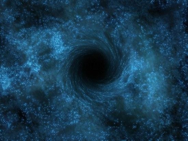 Juodosios bedugnės galaktikų centruose įsižiebia savaime