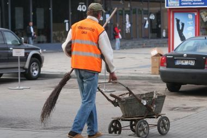 Smėlis sostinės gatvėse valomas ir dieną, ir naktį