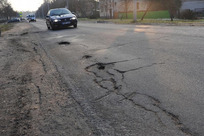 Pernai duobės keliuose automobilius niokojo 23 proc. dažniau