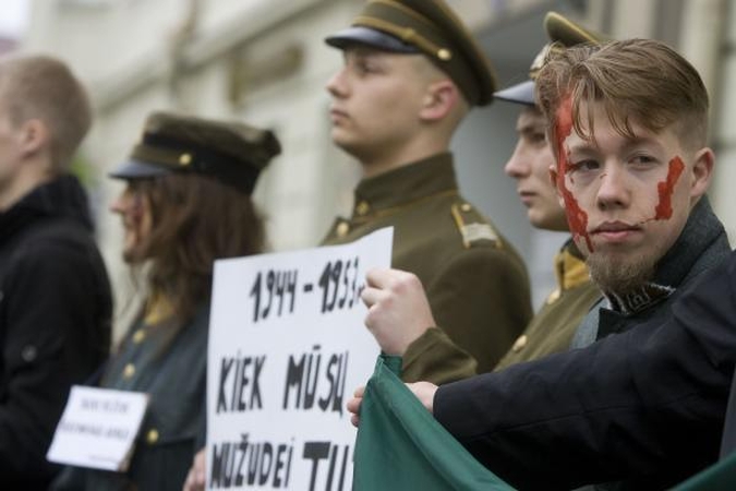 Veteranų eitynes Vilniuje lydėjo priešiški šūkiai (papildyta 15.50 val.)