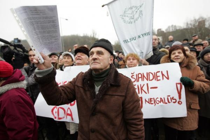 Posovietinėje erdvėje valdžios perversmo mažiausiai tikimasi Lietuvoje, labiausiai - Rusijoje