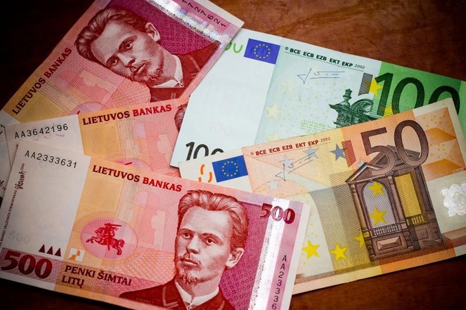 Pinigus algoms „vokeliuose“ bendrovės darbuotojai slėpė kibire