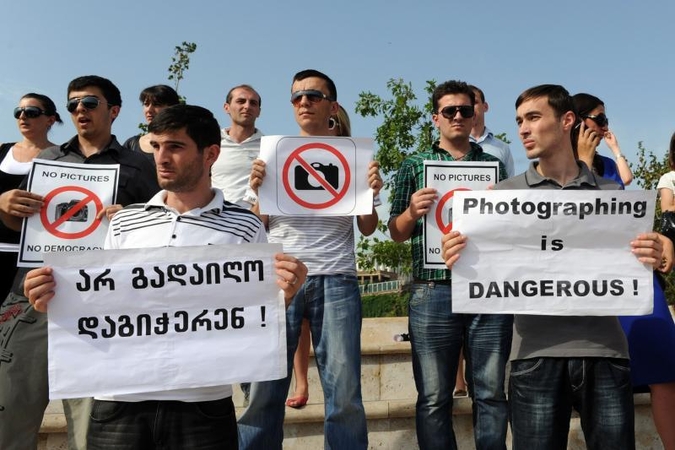 Šnipinėjimu kaltinamiems fotografams gali pavykti išvengti kalėjimo