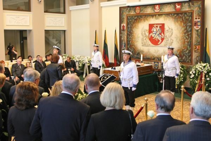 Valstybės vadovai tarė paskutinį „sudie“ prezidentui A.Brazauskui