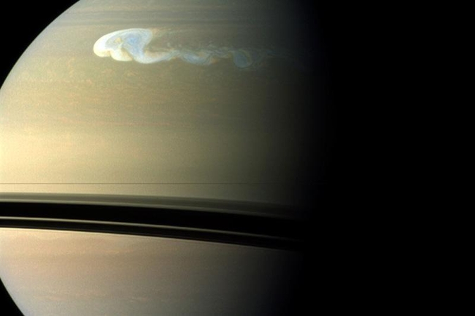 Saturne siaučia Žemės dydžio audra