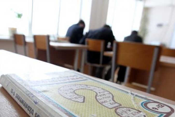 Vaikų į mokyklą neleidžiančius tėvus svarstoma drausminti per pašalpas