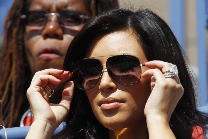 Du penktadaliai moterų renkasi K.Kardashian krūtis