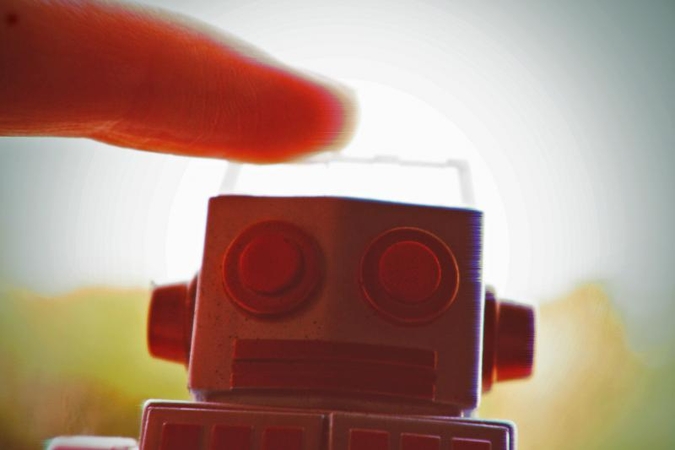 Robotas-siurbikas rieda sienomis ir lubomis