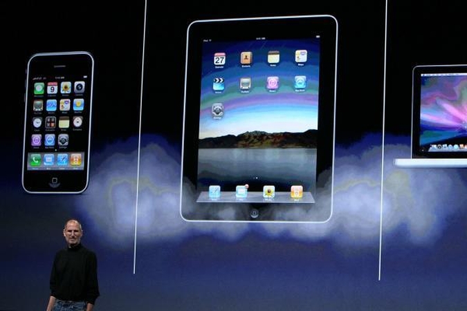„iPad“ kompiuteris – kovoje su kitais elektronikos prietaisais 