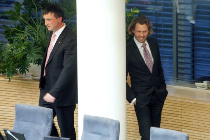 Vaikiškais piešinukais sutepta apkalta