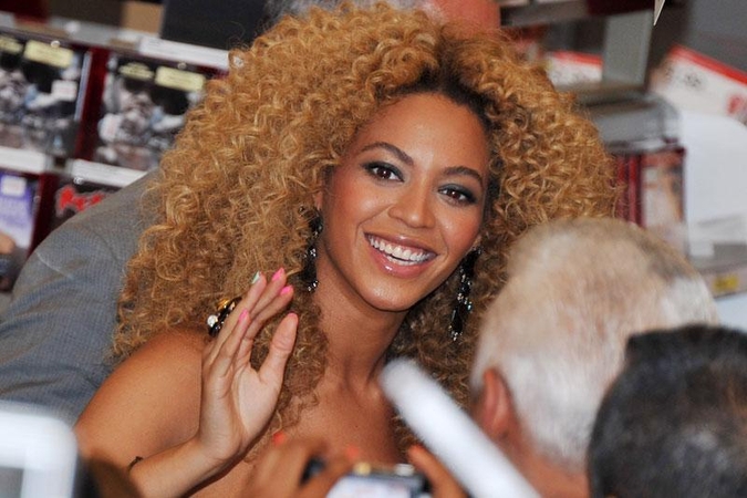Beyonce nešioja dirbtinę nėštukės krūtinę? (foto)
