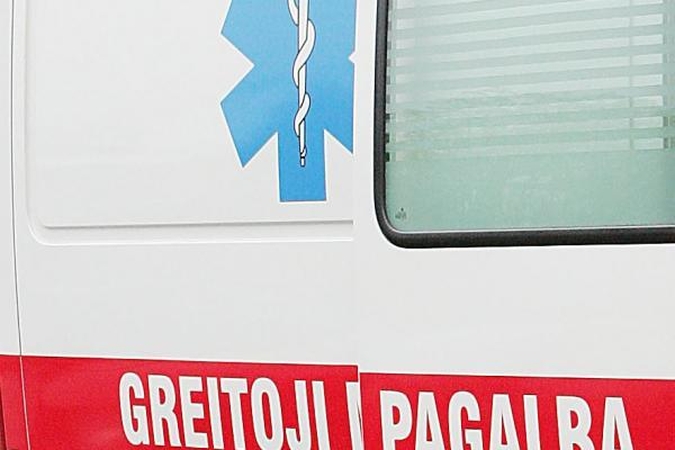 Akį susižalojo garsiniu pistoletu