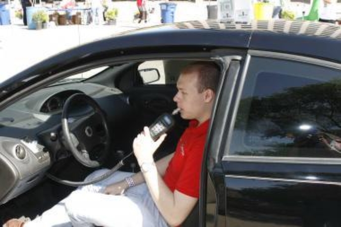 Įkaušusį vairuotoją - į areštinę, jo draugo automobilį - konfiksuoti